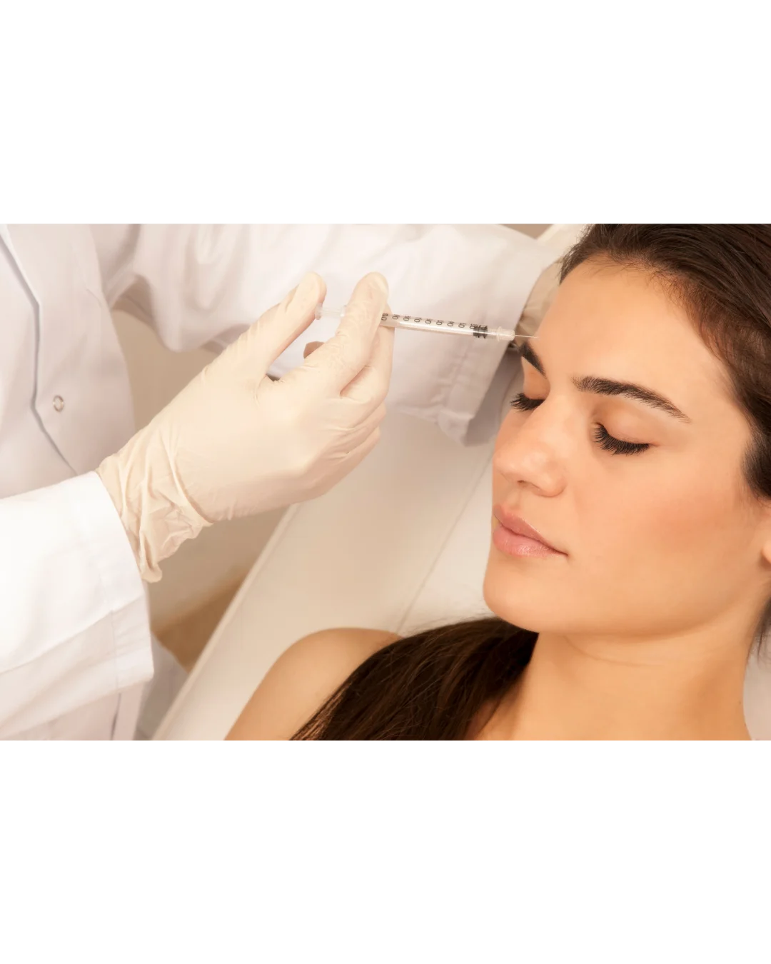 Séance d'injections de botox au niveau du front