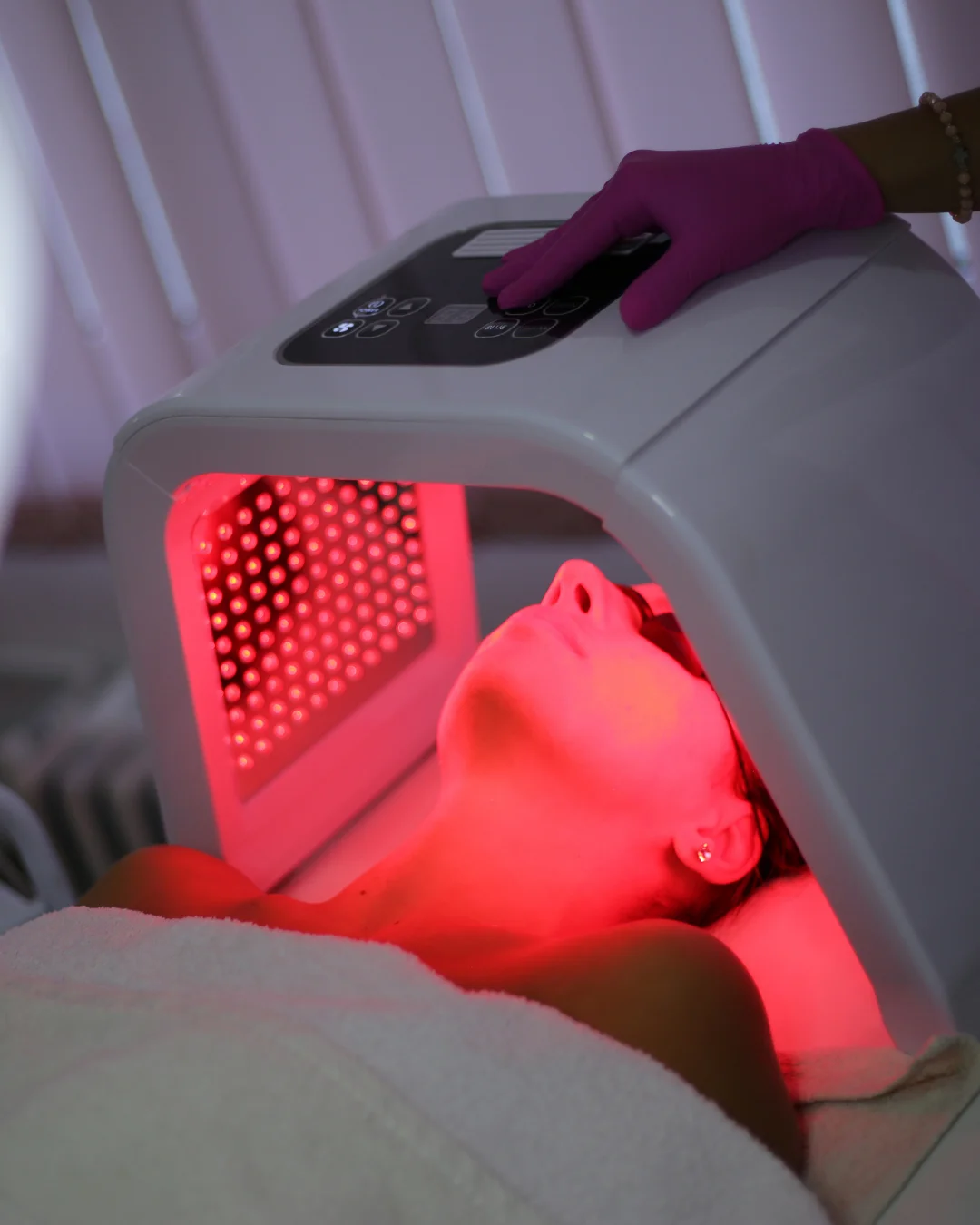 Peeling superficiel, mésothérapie et lumière LED pour améliorer l’éclat et la qualité de la peau