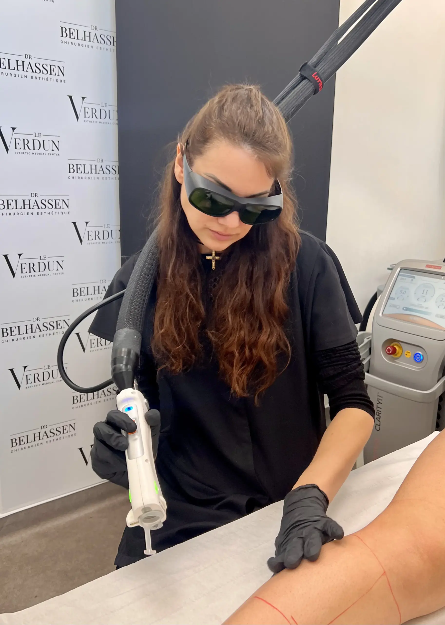 Séance d'épilation laser médicale avec technologie adaptée au phototype et au type de poil
