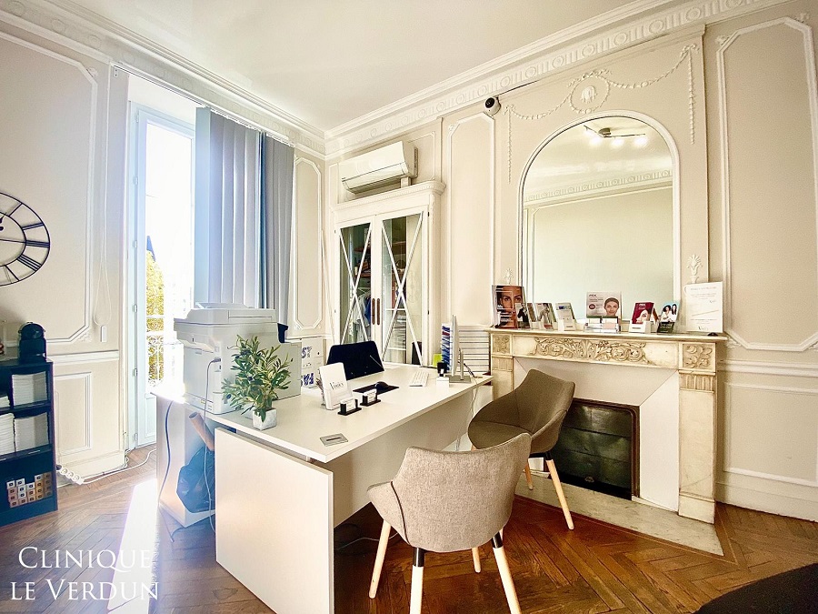 Cabinet avec un bureau et des chaises